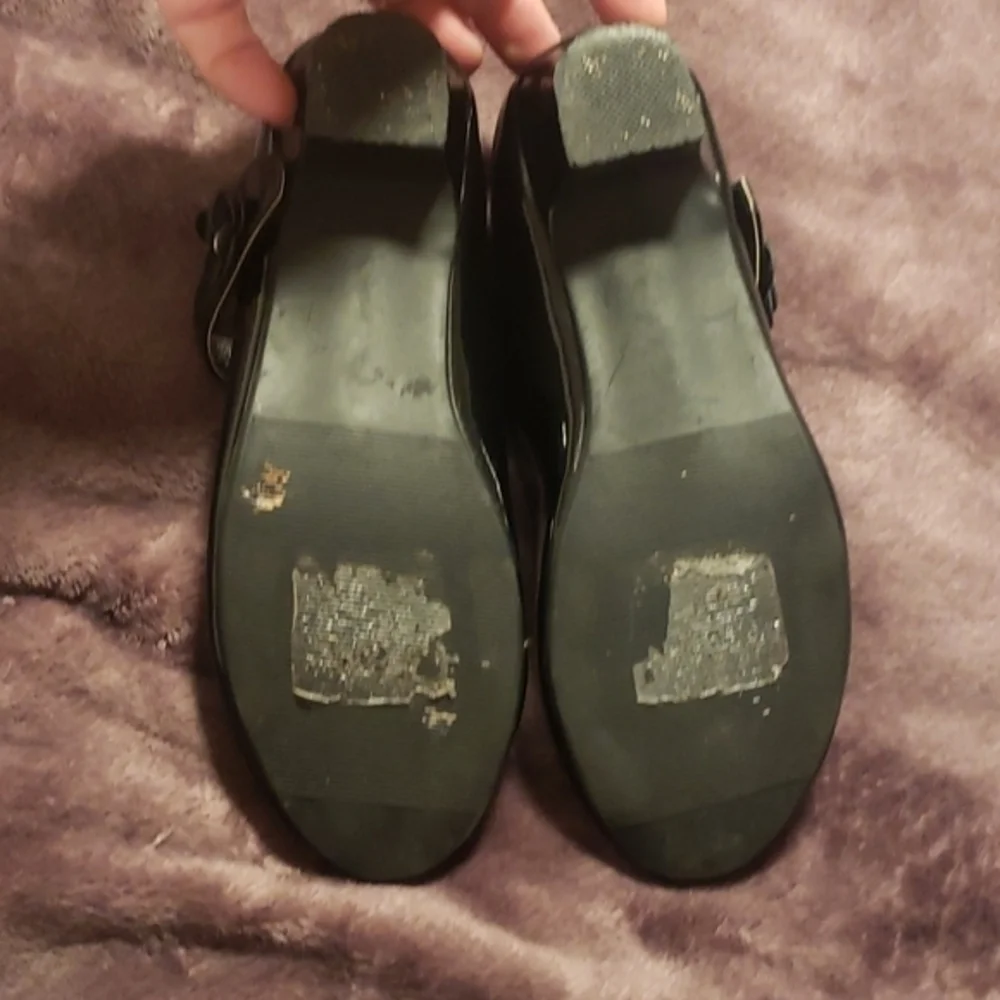 Black shiny sandals size 3‎